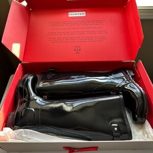 Lightly worn hunter boots. Only worn a couple times.